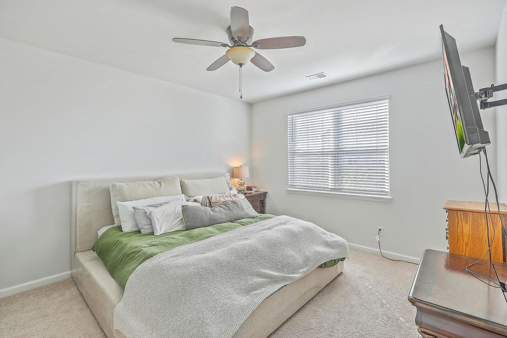 Image 5 of property listing at 124 Lagoona Drive, Summerville, SC 29483