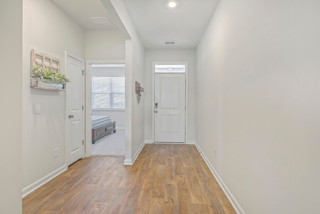 Image 6 of property listing at 124 Lagoona Drive, Summerville, SC 29483