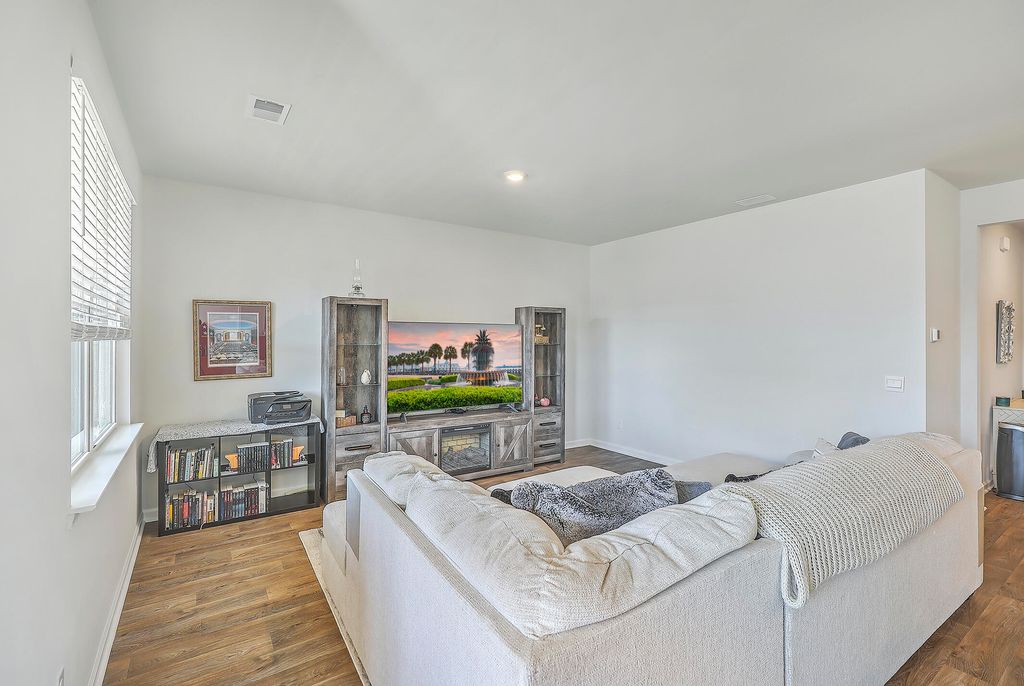 Image 8 of property listing at 124 Lagoona Drive, Summerville, SC 29483