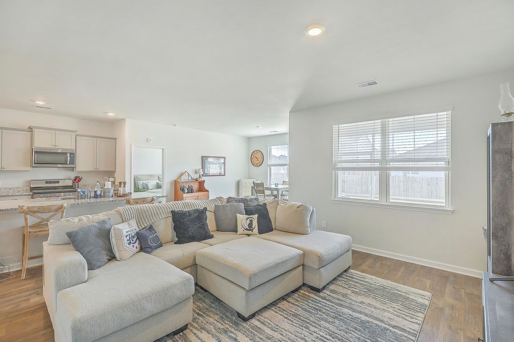 Image 9 of property listing at 124 Lagoona Drive, Summerville, SC 29483