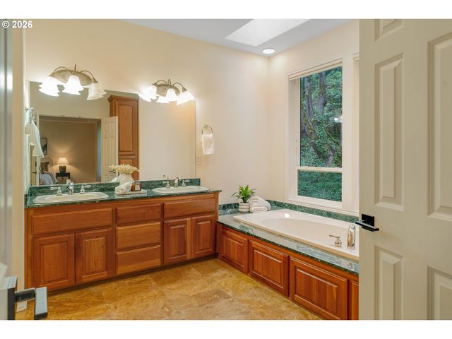 2636 PIMLICO Dr, West Linn, OR 97068