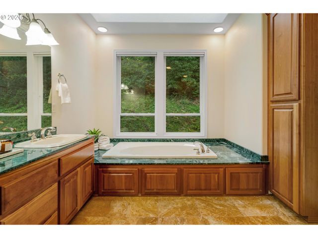 2636 PIMLICO Dr, West Linn, OR 97068