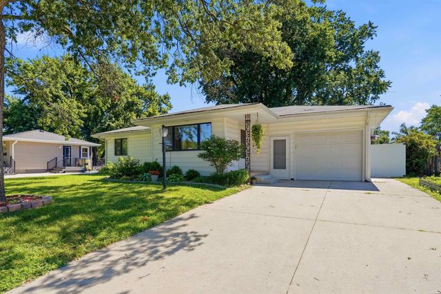 2216 Linnwood Drive, Cedar Falls, IA 50613