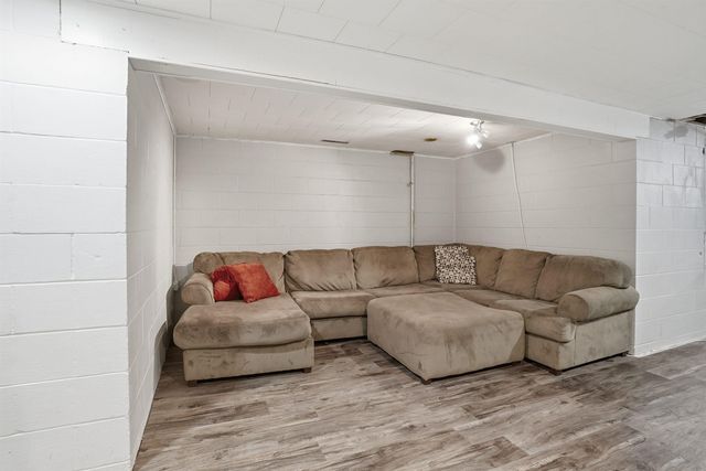 2216 Linnwood Drive, Cedar Falls, IA 50613