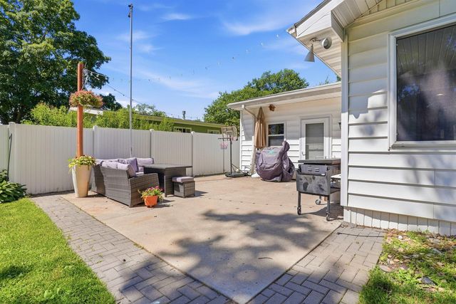 2216 Linnwood Drive, Cedar Falls, IA 50613