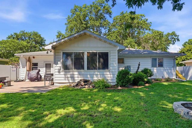 2216 Linnwood Drive, Cedar Falls, IA 50613