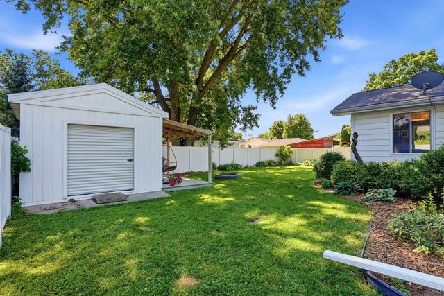 2216 Linnwood Drive, Cedar Falls, IA 50613