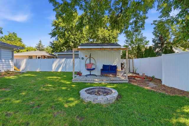 2216 Linnwood Drive, Cedar Falls, IA 50613