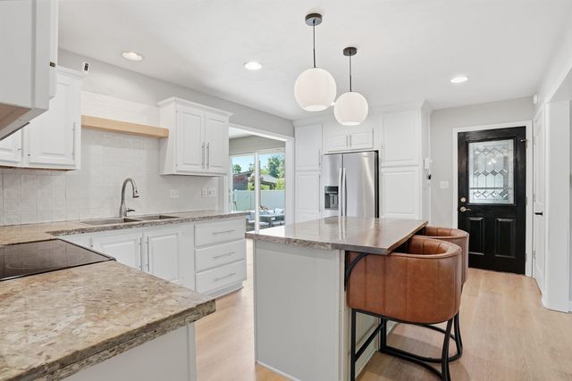 2216 Linnwood Drive, Cedar Falls, IA 50613