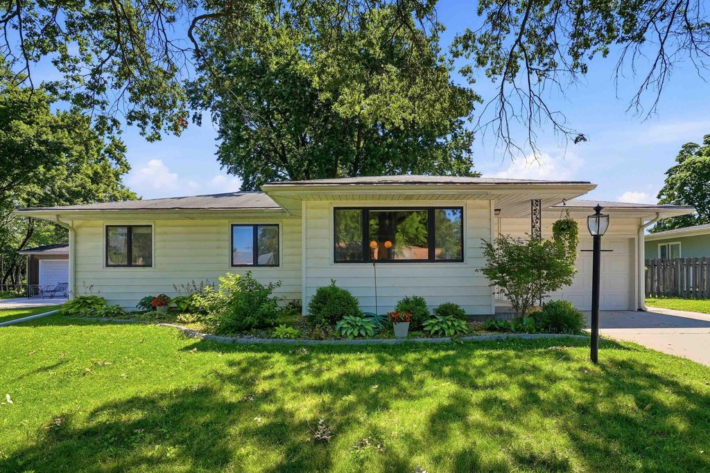 2216 Linnwood Drive, Cedar Falls, IA 50613
