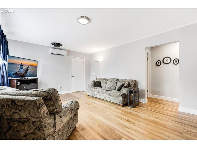 209 Se 90TH Ave, Portland, OR 97216
