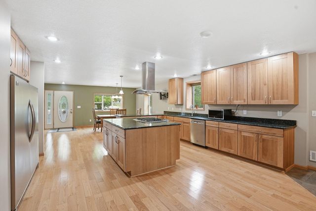 870 County Road F E, Vadnais Heights, MN 55127