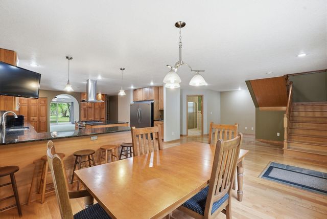 870 County Road F E, Vadnais Heights, MN 55127