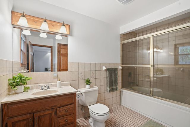 870 County Road F E, Vadnais Heights, MN 55127