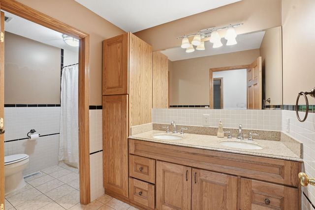 870 County Road F E, Vadnais Heights, MN 55127