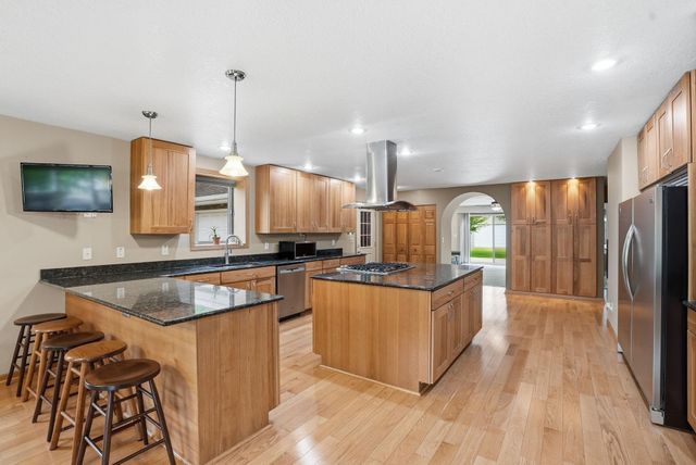 870 County Road F E, Vadnais Heights, MN 55127