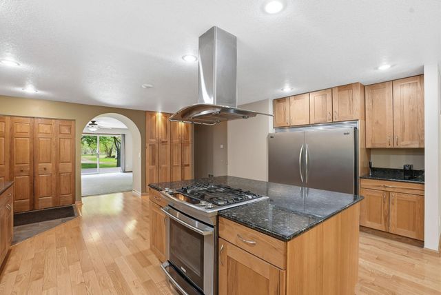 870 County Road F E, Vadnais Heights, MN 55127