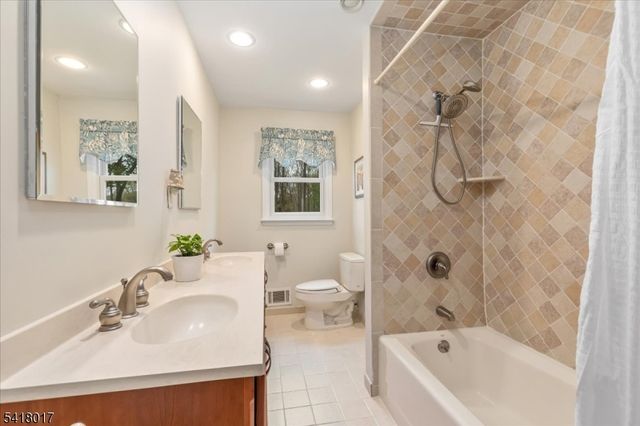 77 Windsor Way, Berkeley Heights Twp., NJ 07922