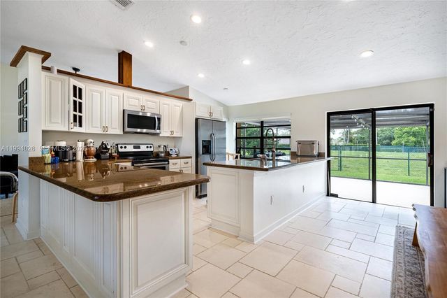 1110 Cedar Creek Way, Davie, FL 33325