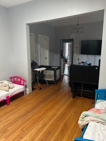 8211 S Saginaw Avenue, Chicago, IL 60617