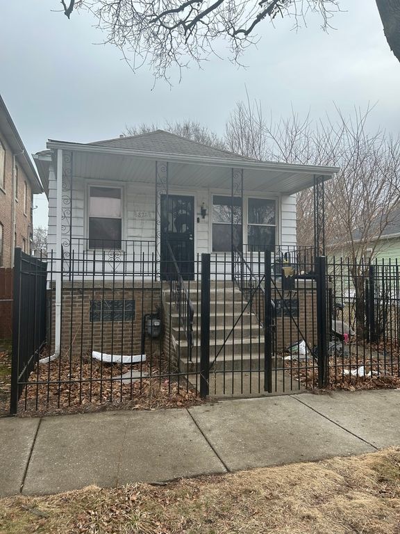 8211 S Saginaw Avenue, Chicago, IL 60617