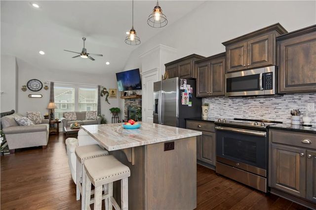 1112 SW 10th Terrace, Oak Grove, MO 64075