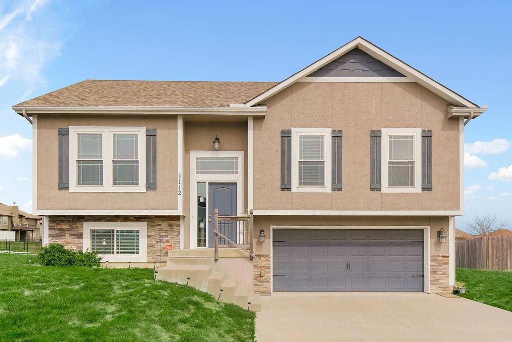 1112 SW 10th Terrace, Oak Grove, MO 64075