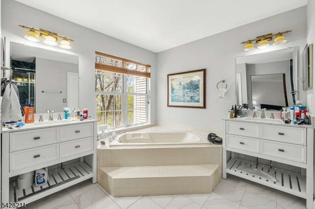 150 Nantwich Ct, Franklin Twp., NJ 08873