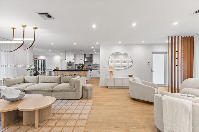 800 NE 72nd St, Miami, FL 33138