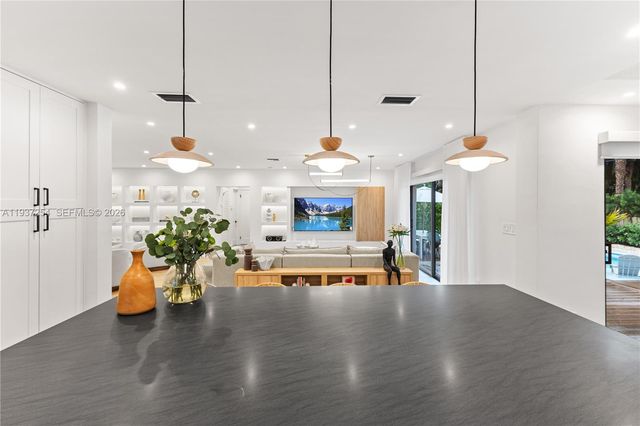 800 NE 72nd St, Miami, FL 33138