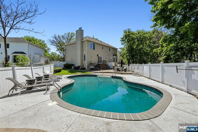 745 Gettysburg Place, Paramus, NJ 07652