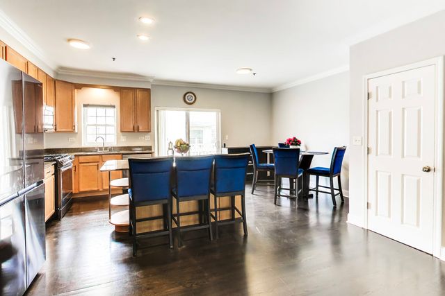 183 N East River Road A3, Des Plaines, IL 60016