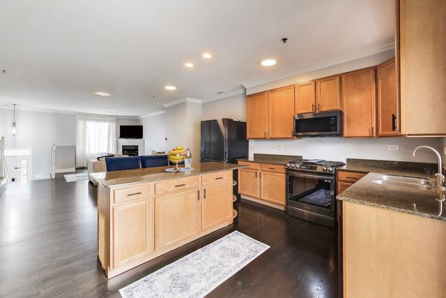 183 N East River Road A3, Des Plaines, IL 60016