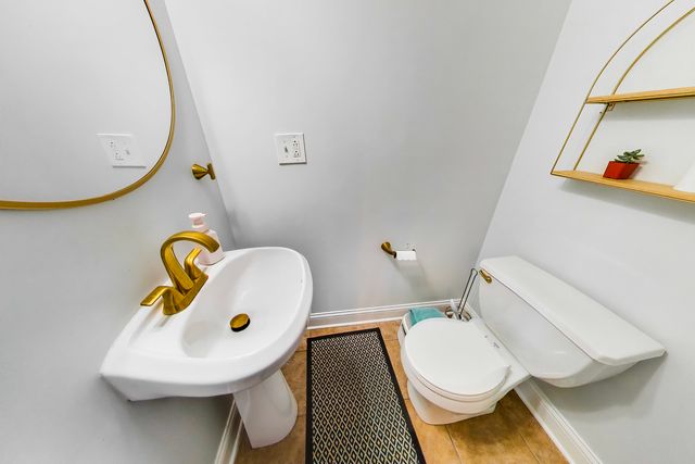 183 N East River Road A3, Des Plaines, IL 60016