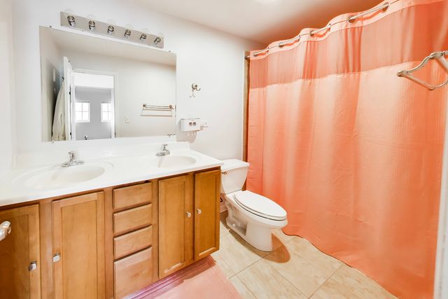 183 N East River Road A3, Des Plaines, IL 60016
