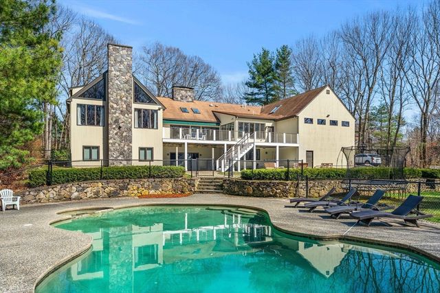 31 Upton Hills Ln, Middleton, MA 01949
