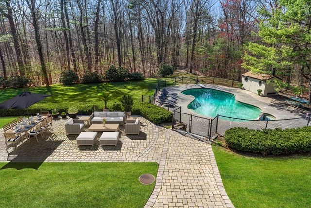 31 Upton Hills Ln, Middleton, MA 01949