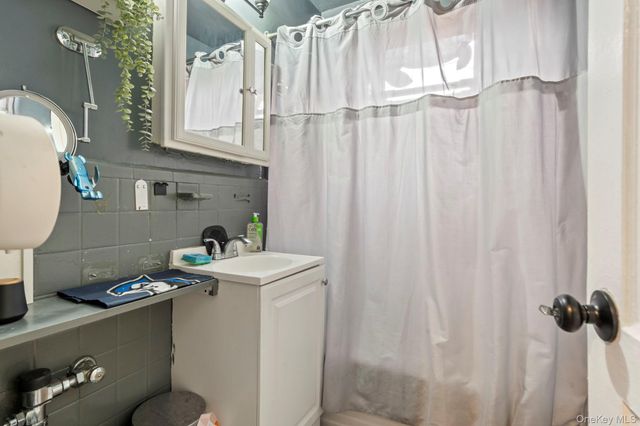 215-12 47 Ave 2B, Bayside, NY 11361