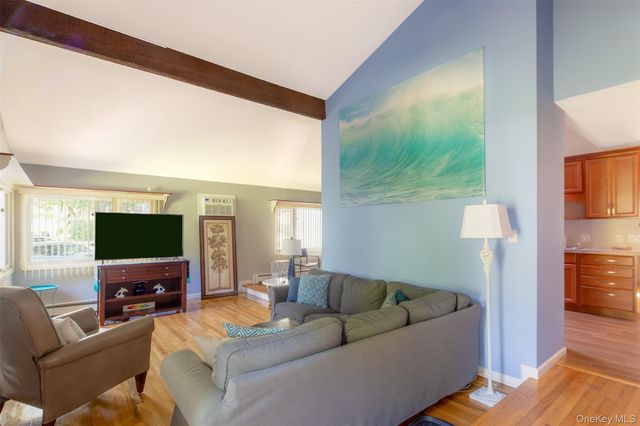 17 Columbine S, Hampton Bays, NY 11946