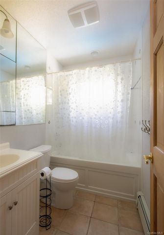 17 Columbine S, Hampton Bays, NY 11946