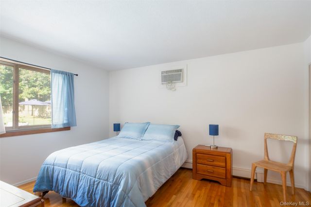 17 Columbine S, Hampton Bays, NY 11946