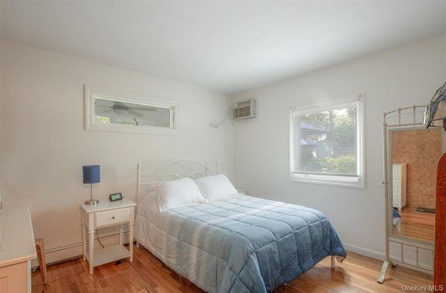 17 Columbine S, Hampton Bays, NY 11946