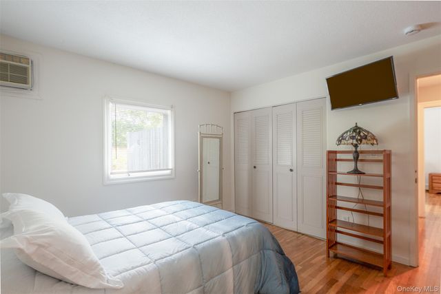 17 Columbine S, Hampton Bays, NY 11946