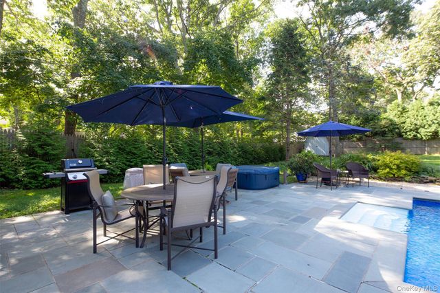 17 Columbine S, Hampton Bays, NY 11946