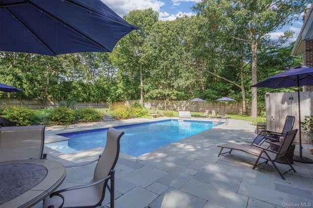 17 Columbine S, Hampton Bays, NY 11946