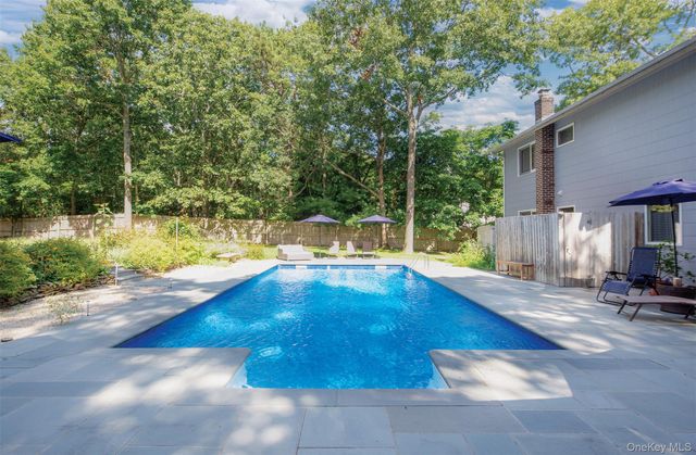 17 Columbine S, Hampton Bays, NY 11946