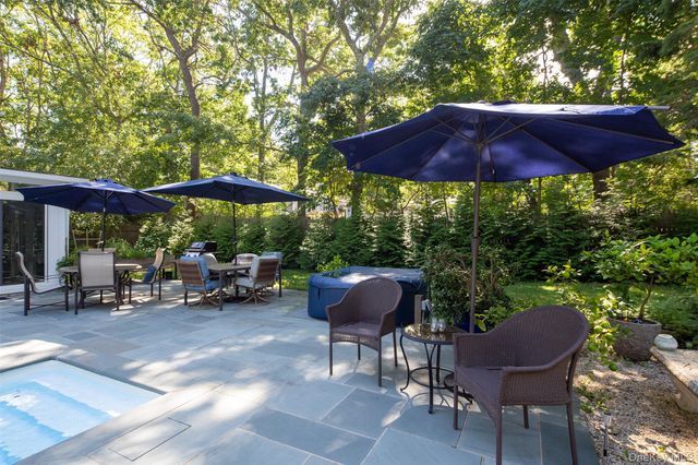 17 Columbine S, Hampton Bays, NY 11946