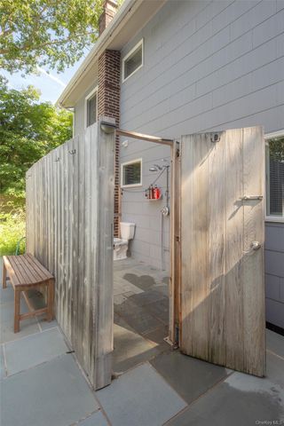 17 Columbine S, Hampton Bays, NY 11946