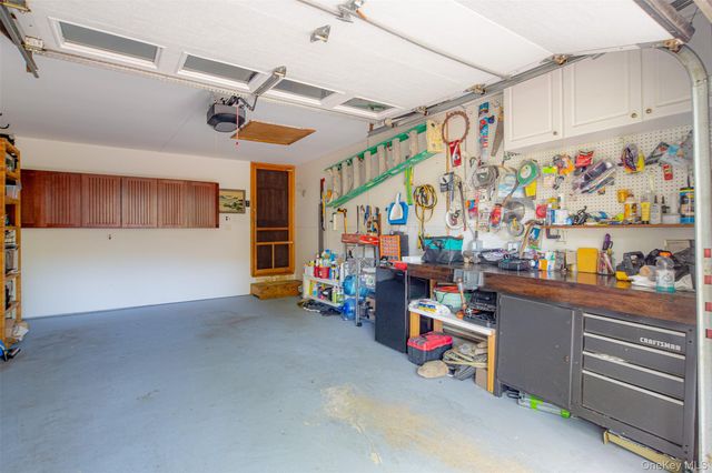17 Columbine S, Hampton Bays, NY 11946