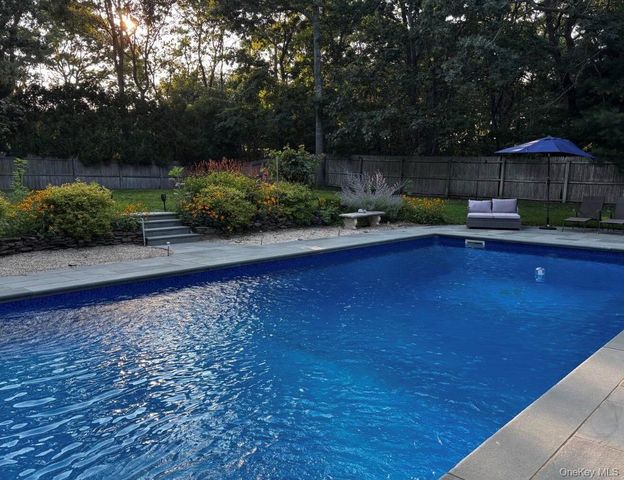17 Columbine S, Hampton Bays, NY 11946